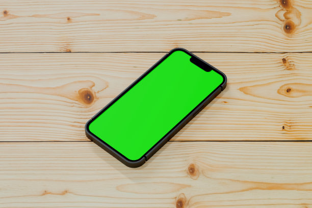 智能手机与笔记本电脑及配件放在木质工作台上，3D渲染。图片下载