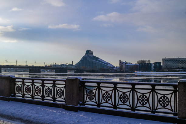 拉脱维亚首都里加，一座新的国家图书馆现代建筑是人们讨论最多的建筑之一图片下载