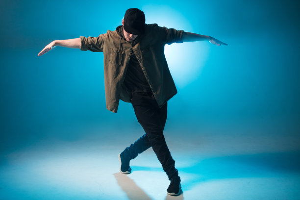 舞台上歌手的黑色剪影，在演出中独自跳舞。图片下载