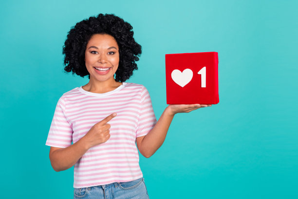 可爱的年轻女士的照片肖像持有点心图标穿着时尚的条纹服装孤立的海蓝宝石色背景图片下载