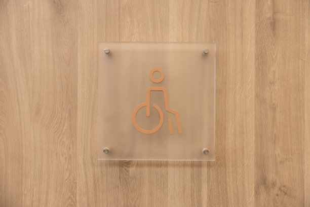 一个标志，上面有一个人坐着轮椅和一辆自行车图片下载