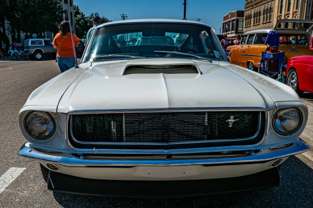 1967年福特野马快背轿跑车图片下载