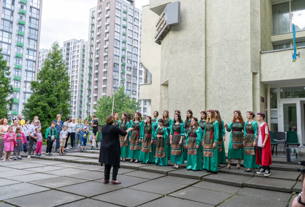 在停电和战争期间，乌克兰少女合唱团在街上唱歌。刺绣民族服装。歌手。图片下载