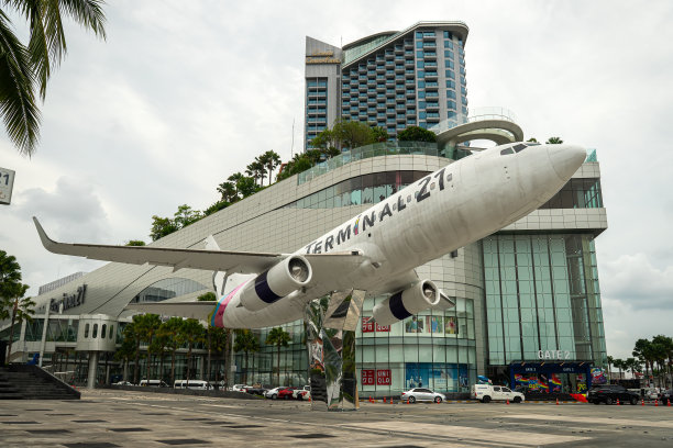 位于芭堤雅21号航站楼的现代化购物中心前图片下载