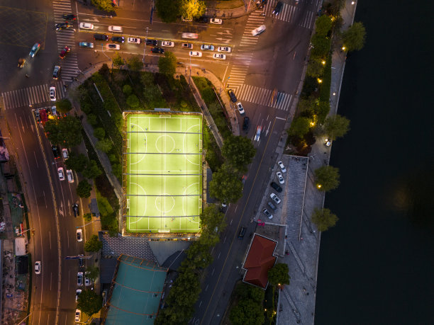 城市中被照明的足球场的航拍照片图片下载