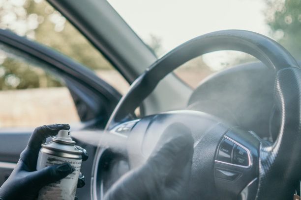 专业的汽车维修师在工作图片下载