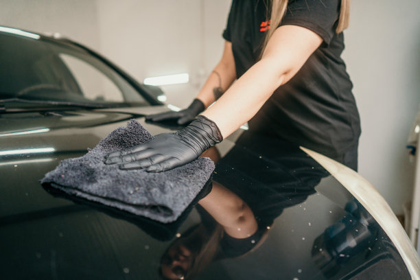 专业的汽车维修师在工作图片下载