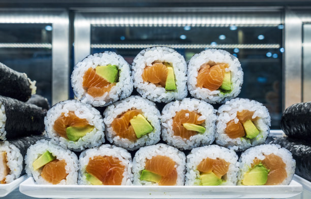 生三文鱼和鳄梨米饭寿司卷图片下载