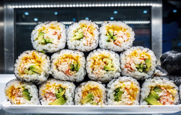 塑料托盘上的加州寿司饭卷图片下载