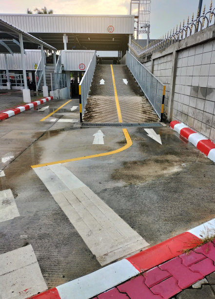 白色箭头指示方向图片下载