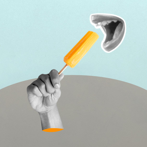 一只手拿着一根黄色的冰淇淋棒，背景是黑白相间的图片下载