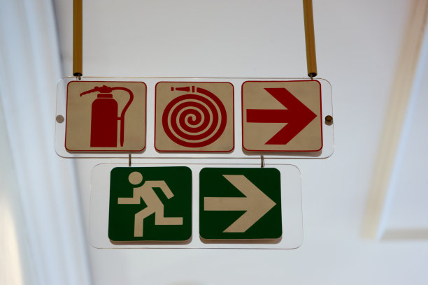 室内悬挂标志，箭头、灭火器、奔跑、绿色、红色图片下载