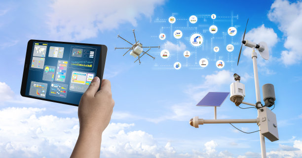 农业技术，气象站和无人机在上面飞行图片下载