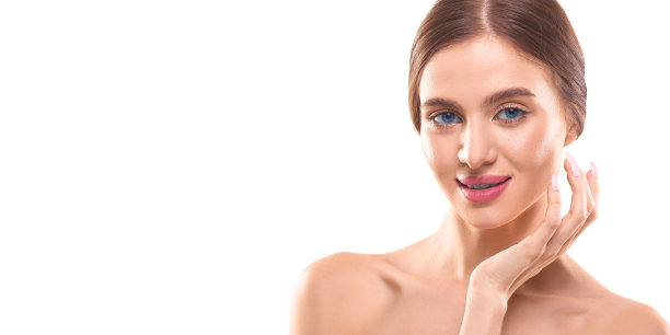 白底照片——30岁的女人看着相机，抚摸着自己的皮肤。图片下载