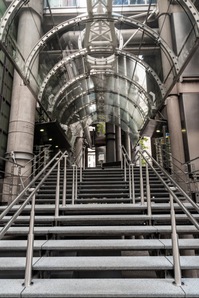 金属楼梯。劳埃德大厦，伦敦图片下载
