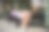 两个女孩坐在一张桌子旁，桌上放着粉红色、薰衣草色、白色的美丽花朵图片下载