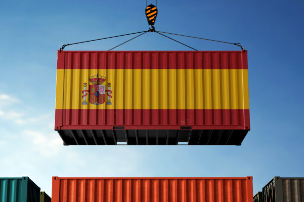 西班牙贸易货物集装箱悬挂在云的背景图片下载