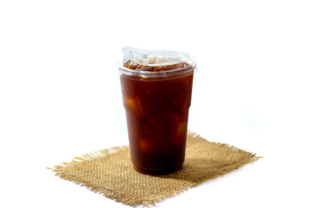 白色背景的美式冰咖啡。概念照片隔离。图片下载