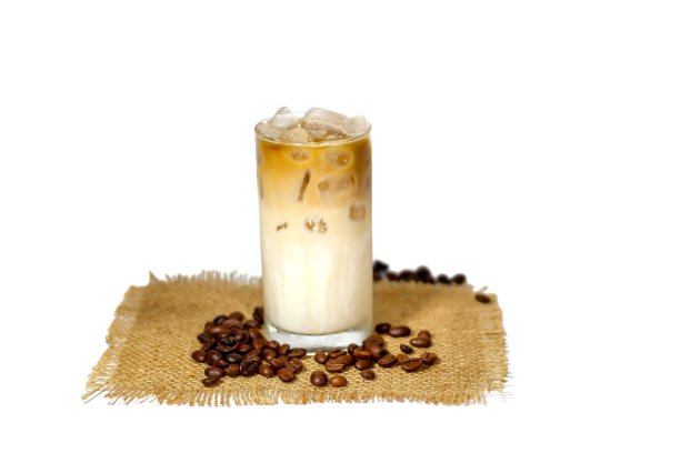 拿铁冰咖啡和咖啡豆放在袋子上的图片。白色背景与孤立的概念。图片下载