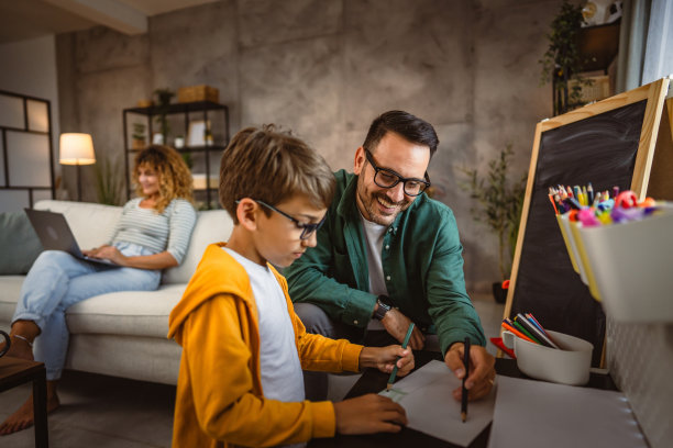 爸爸做作业，帮儿子画画，妈妈在后台工作图片下载