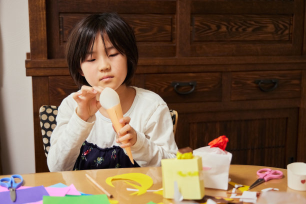 孩子在家玩耍图片下载