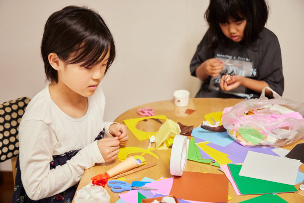 孩子在家玩耍图片下载