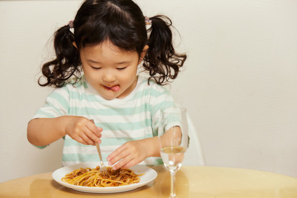 吃意大利面的女孩图片下载