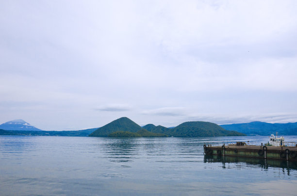 在日本北海道的洞爷湖温泉中，洞爷湖和中岛的风景，背后是Yotei山。图片下载