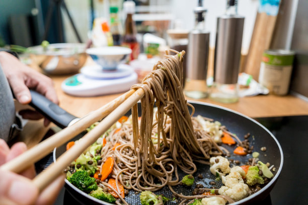厨师在厨房准备日本荞麦面食与扁豆图片下载