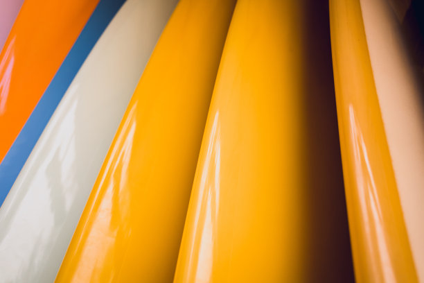 各种各样的冲浪板整齐地陈列在一个架子上图片下载