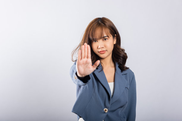 亚洲肖像美丽可爱的年轻女商人少女微笑着做着停止手势，用手掌但快乐的脸工作室拍摄孤立的白色背景，女性怀疑图片下载