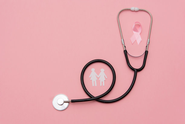 两个剪纸剪影妇女与听诊器粉红色丝带粉红色的背景。预防乳癌的概念图片下载