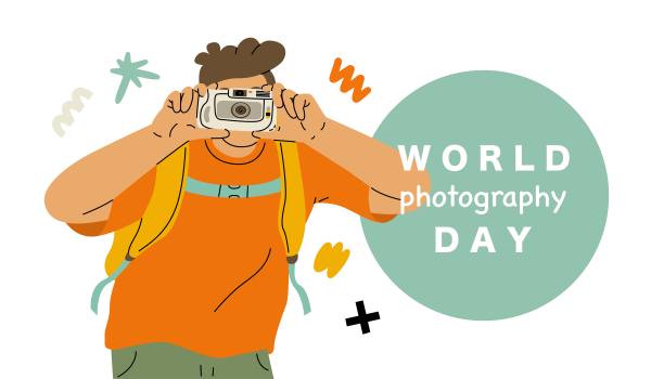 一个拿着业余相机的人在拍照。在旅行或聚会时捕捉美好的回忆。世界摄影日。矢量插图隔离在透明的背景。图片下载