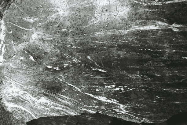 大理石表面。黑白微距摄影。石头照片壁纸。纹理石材墙面。大理石纹理中有水滴。湿大理石背景。美丽的自然质感图片下载