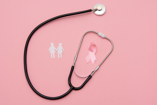 乳腺癌意识概念。剪纸剪影的妇女与听诊器和粉红色的丝带在柔和的粉红色背景图片下载