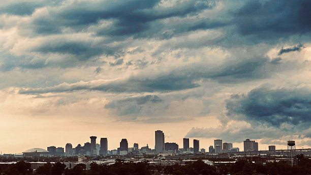 远距离视图背光城市天际线在日出下雨的早晨复制空间•库存照片•新奥尔良，路易斯安那州，美国图片下载
