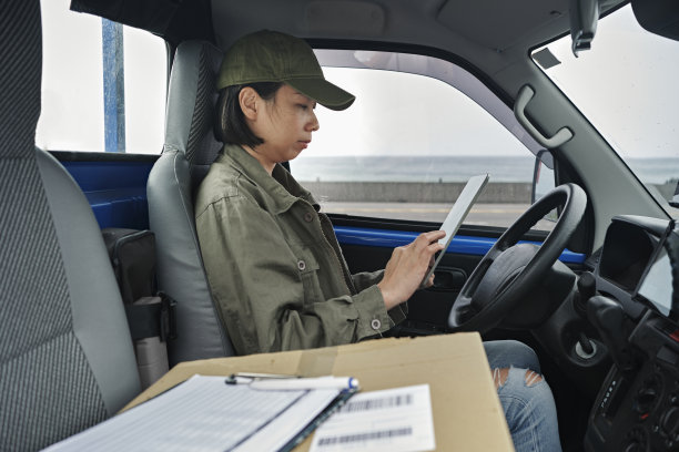 亚洲年轻女工驾驶送货车图片下载