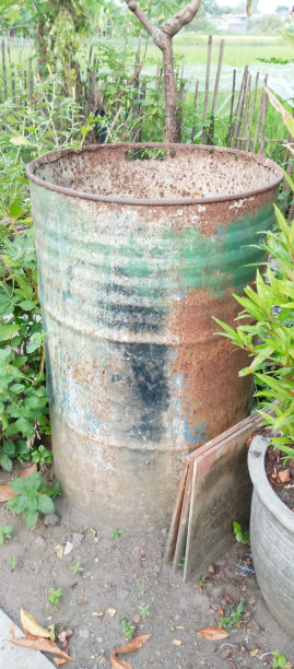 生锈的旧桶图片下载