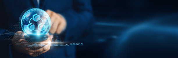 商人使用移动智能手机在全球网络连接供应链管理(SCM)和物流与有效的库存跟踪。图片下载