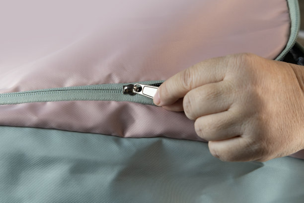 女性双手打包旅行袋，为假期拉上拉链，兴奋和期待的假期，感觉旅行和渴望探索新的目的地图片下载