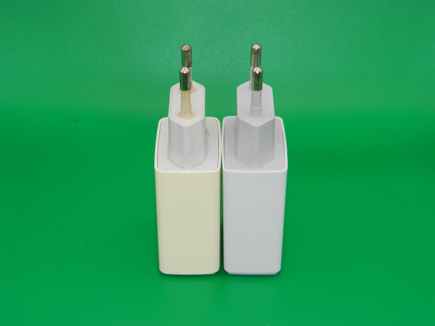 绿色背景下白色充电头的微距照片。通常用于智能手机图片下载