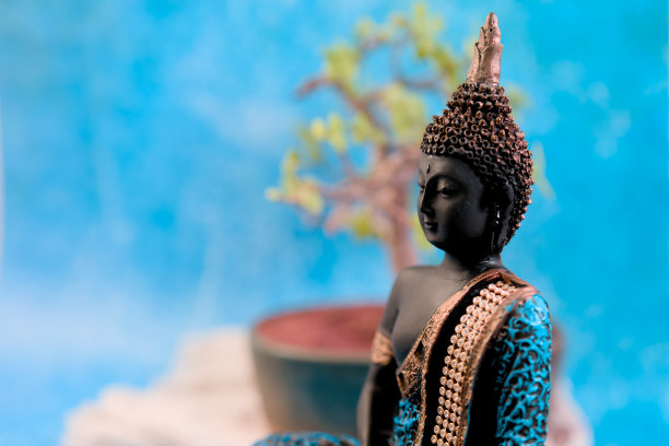 蓝色背景上的佛像选择性聚焦图片下载