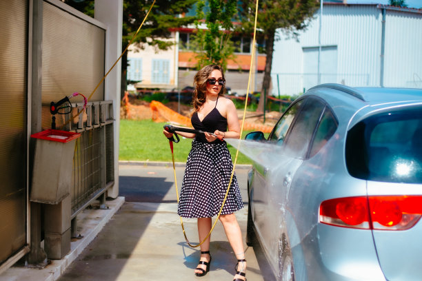 美女洗车库存照片图片下载