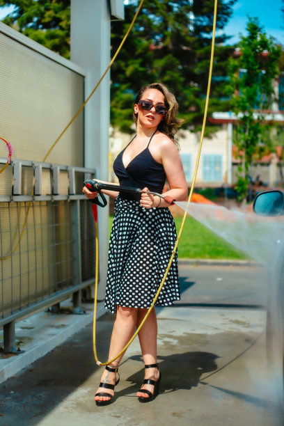 美女洗车库存照片图片下载