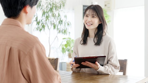 一个亚洲女人在采访一个男人图片下载
