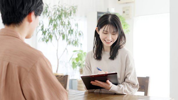 一个亚洲女人在采访一个男人图片下载