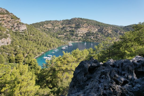每日乘船游览。海湾里游艇的无人机照片。图片下载