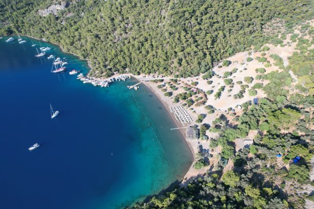 每日乘船游览。海湾里游艇的无人机照片。图片下载