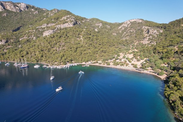 每日乘船游览。海湾里游艇的无人机照片。图片下载