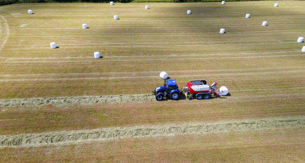 带青贮打包机的拖拉机图片下载